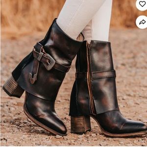 Freebird boots, comfy and used once for a photoshoot-dust bags. Freebird JYLINA!